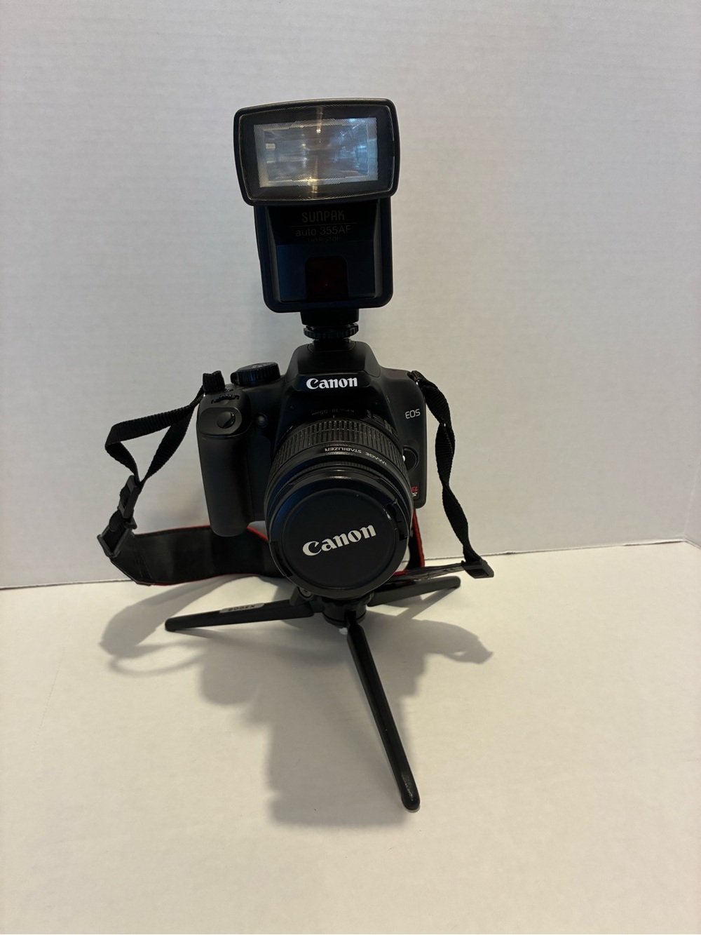 Andis Black DSLR Camera with External Flash